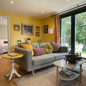  Apartment Garden Hideaway, Self-contained, Edge Of